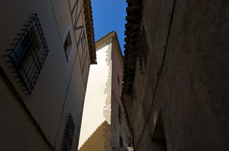 a narrow alleyway with one of the buildings on each side