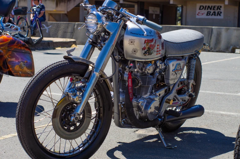 there is a motorcycle that is parked in the parking lot