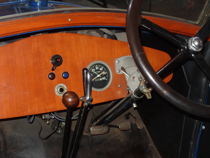 the dashboard and steering wheel of an old car