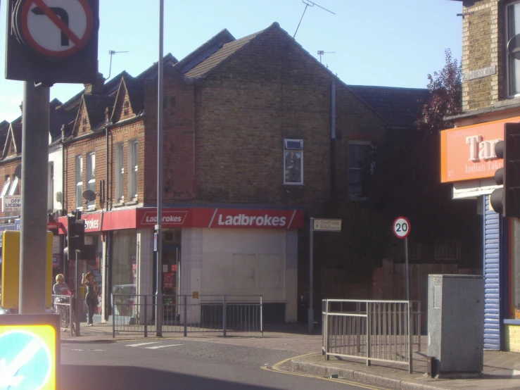 a building sitting in front of several stores