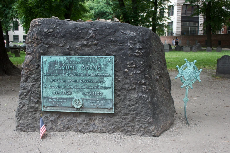 a monument is in the middle of a gravel parking lot