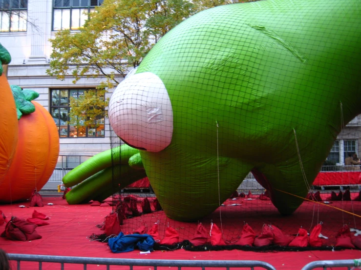 there are giant balloons that look like animals for decoration