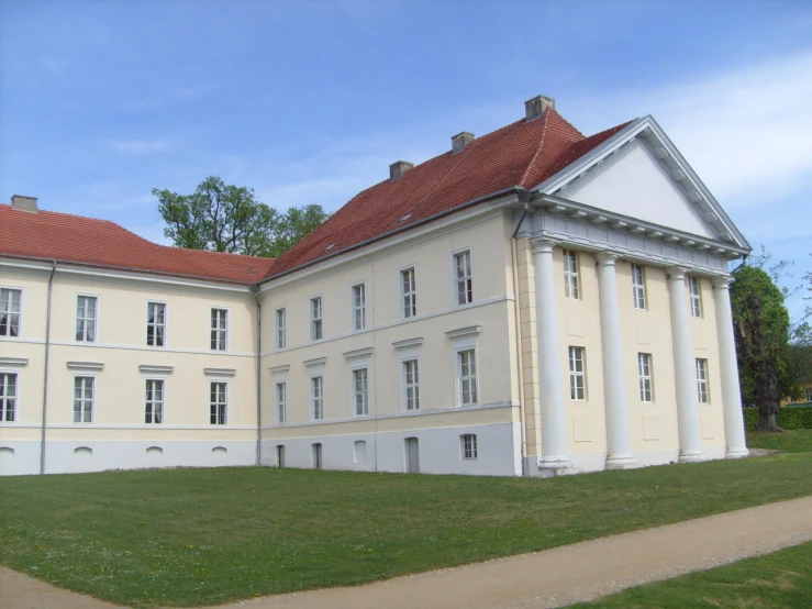 a large building that has two large columns at the top of it