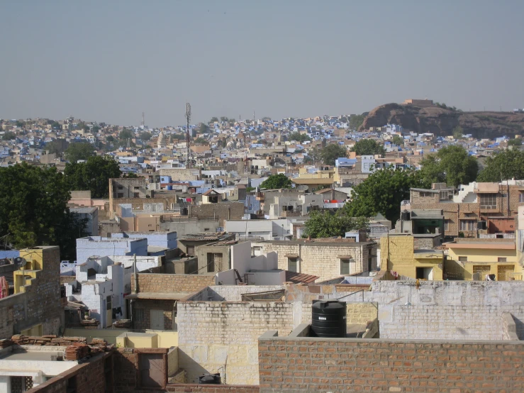 there are many blue and yellow buildings around