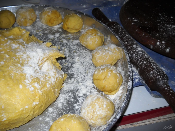 a pan with some powdered dough on top