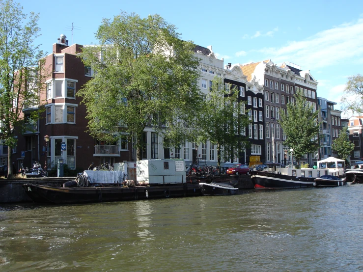 there is a boat docked on the water in front of many buildings