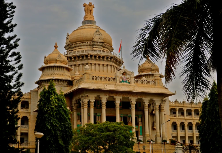 a very large building with columns and a dome in the middle