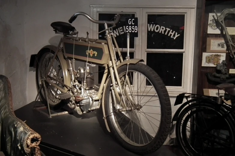 a bike is sitting on display with other antiques