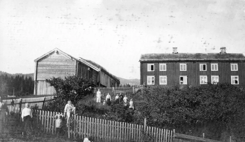 people in an old fashioned house are lined up