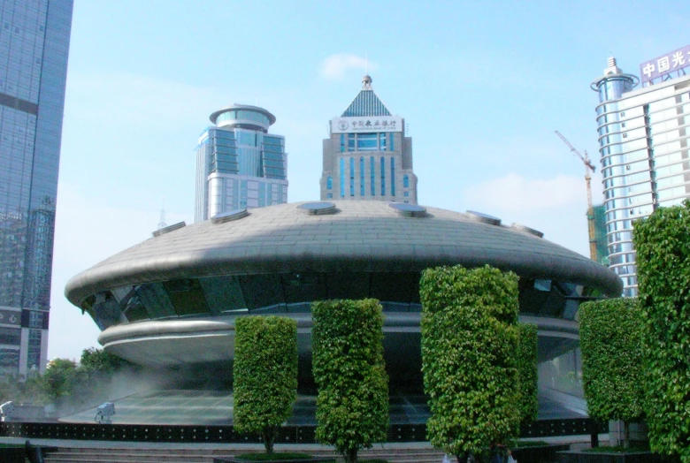 trees and bushes are in front of a large building