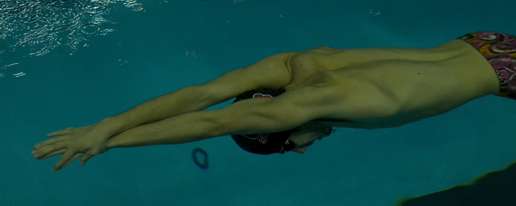 a man swims in the pool and swims