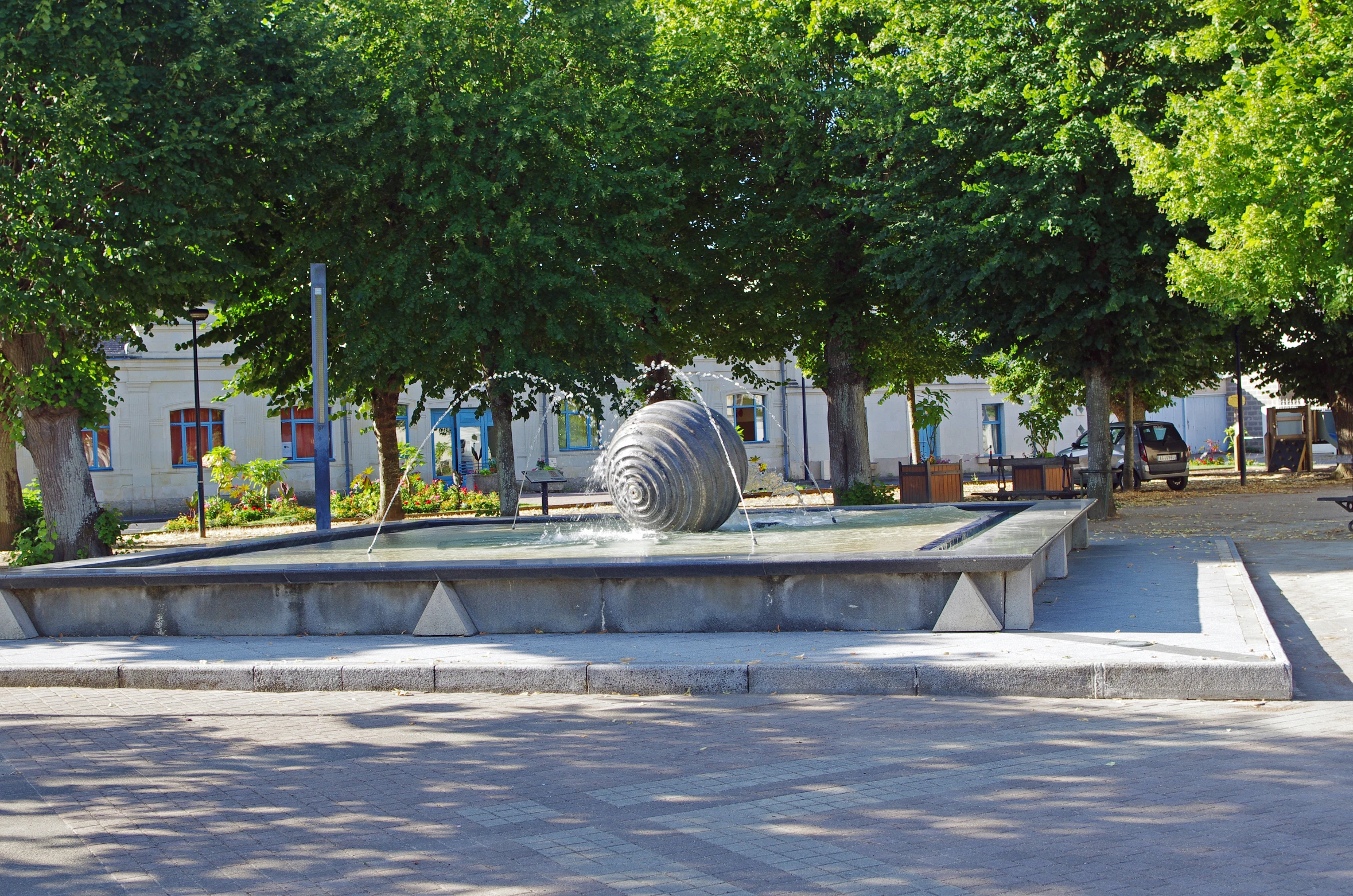 a very big water feature in a park