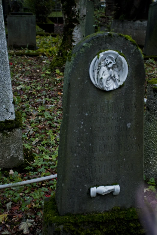 there are two white pipes laying near the tombstone