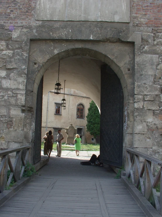 two people that are standing in an arch