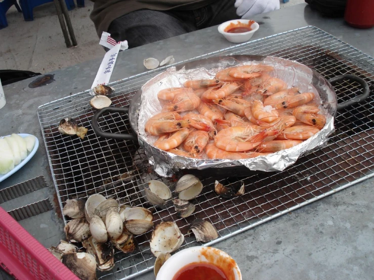 a bunch of clams cooking on a grill