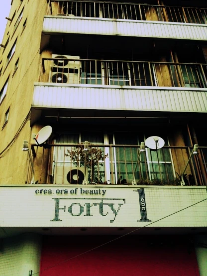 the sign for the cream of beauty salon