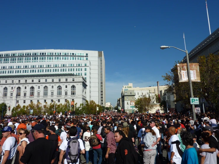 a large group of people gathered together near a building