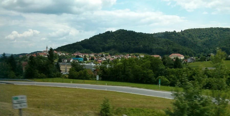 an intersection that is in the middle of a small hill