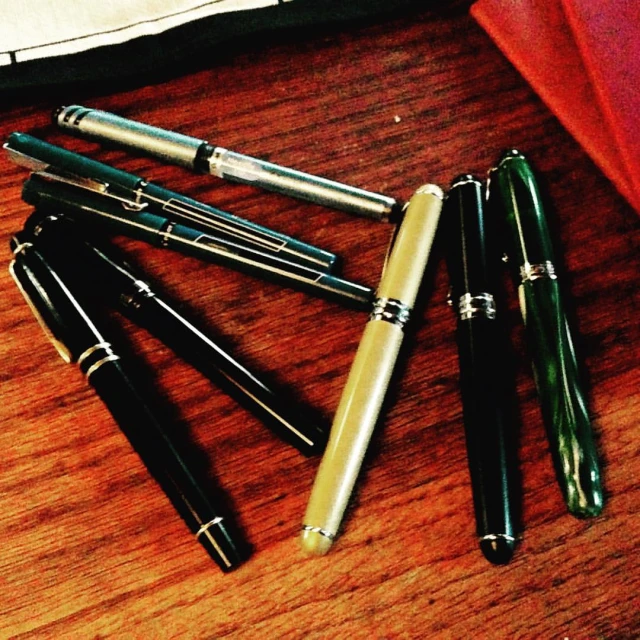 the five different types of pens sitting on top of a table