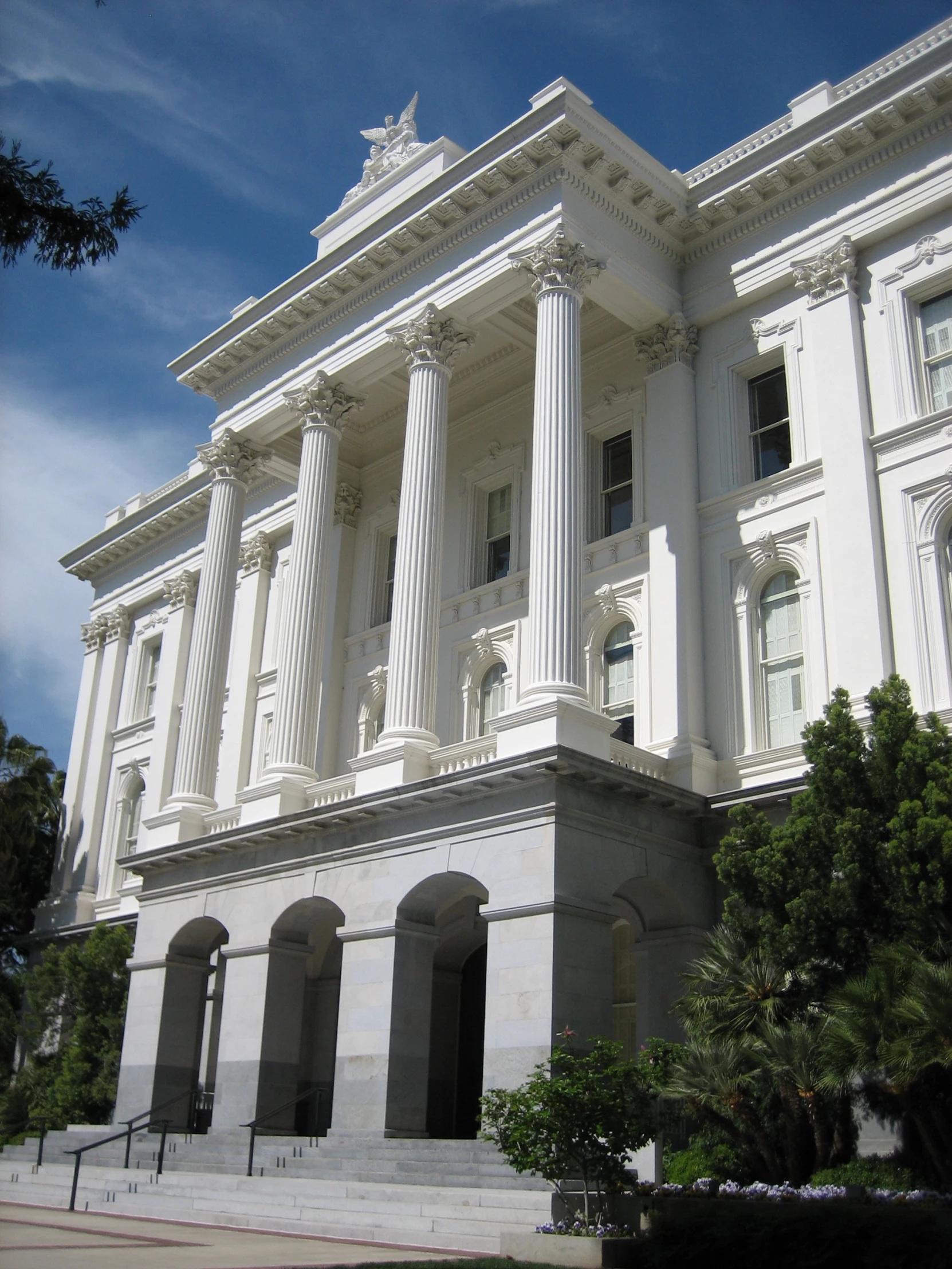 a large white building that has many columns