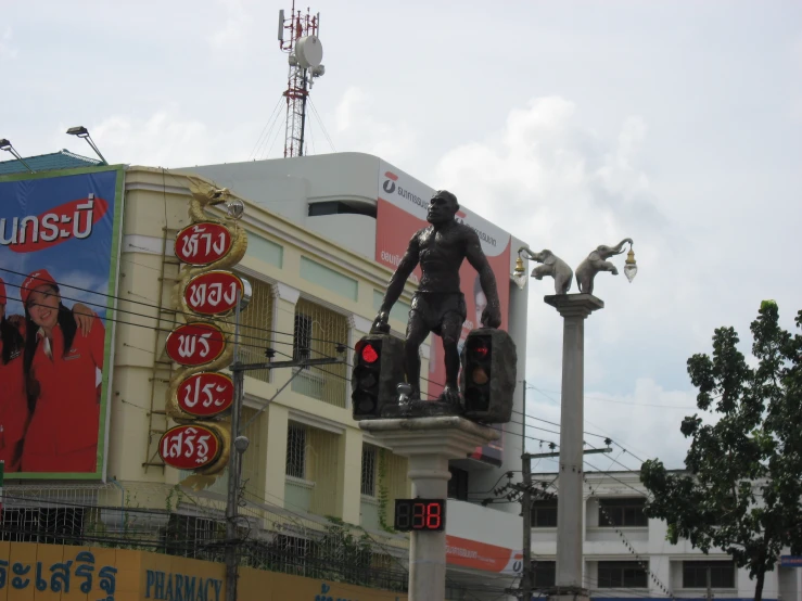 there is a statue of a man that has been put on a traffic light