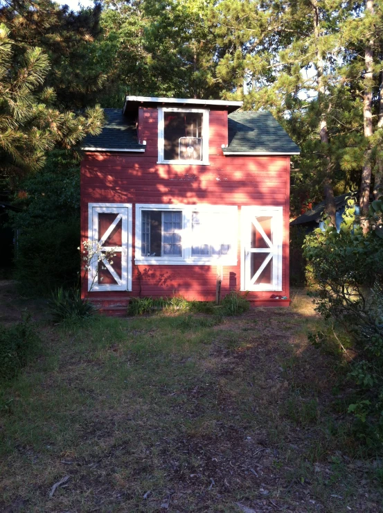 an old building sitting near trees in a yard