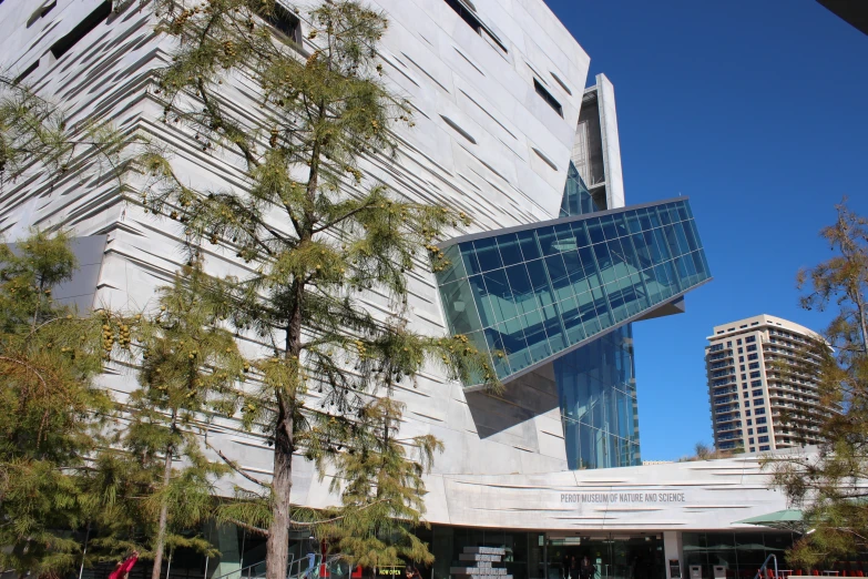 the architecture of an office building with two massive blocks on each side