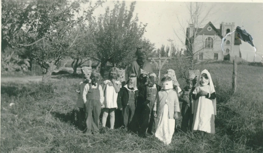 an old po shows several young children dressed in costumes