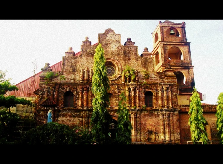 there is an old and rustic building surrounded by greenery