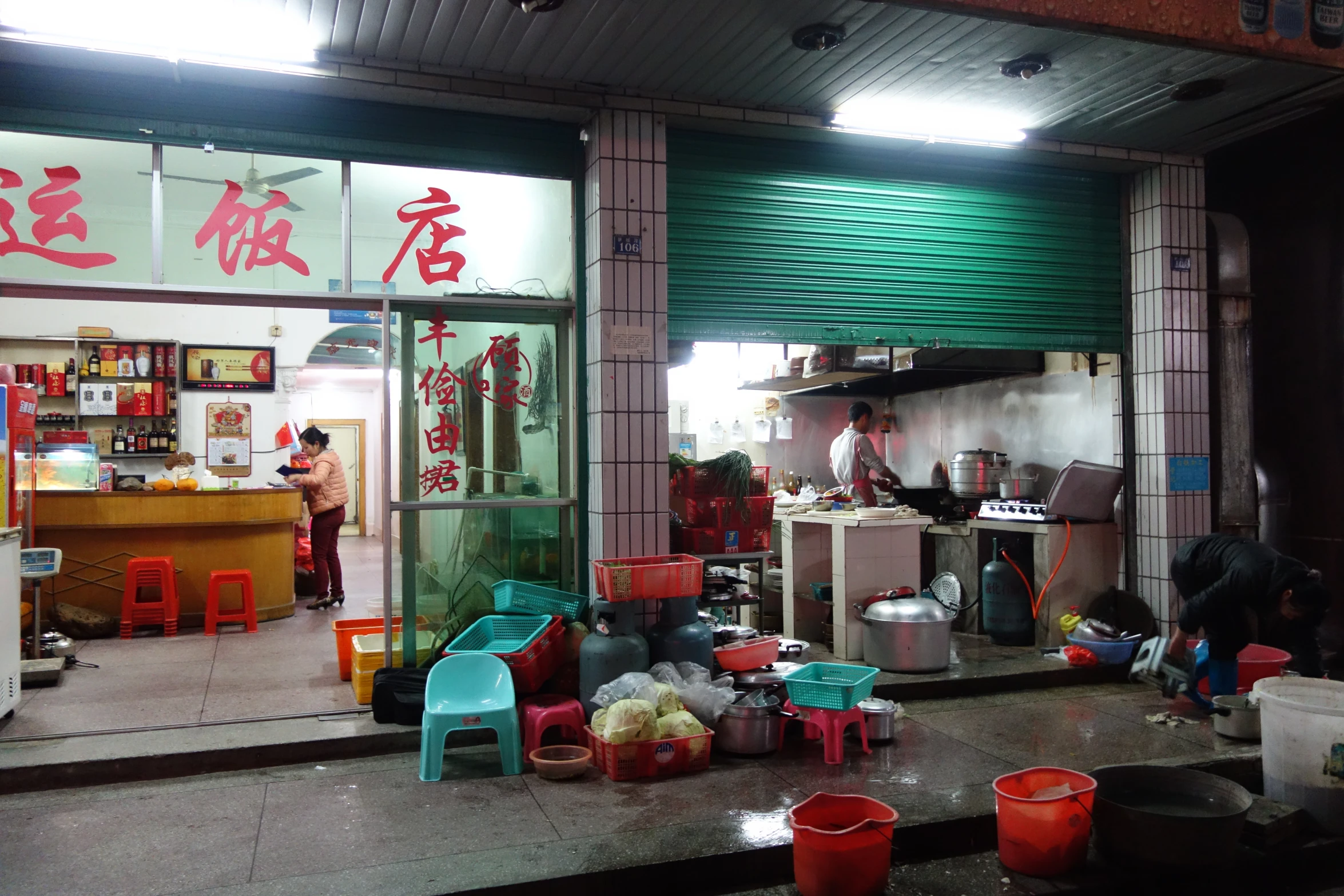 the outdoor kitchen has many bowls and other cooking implements