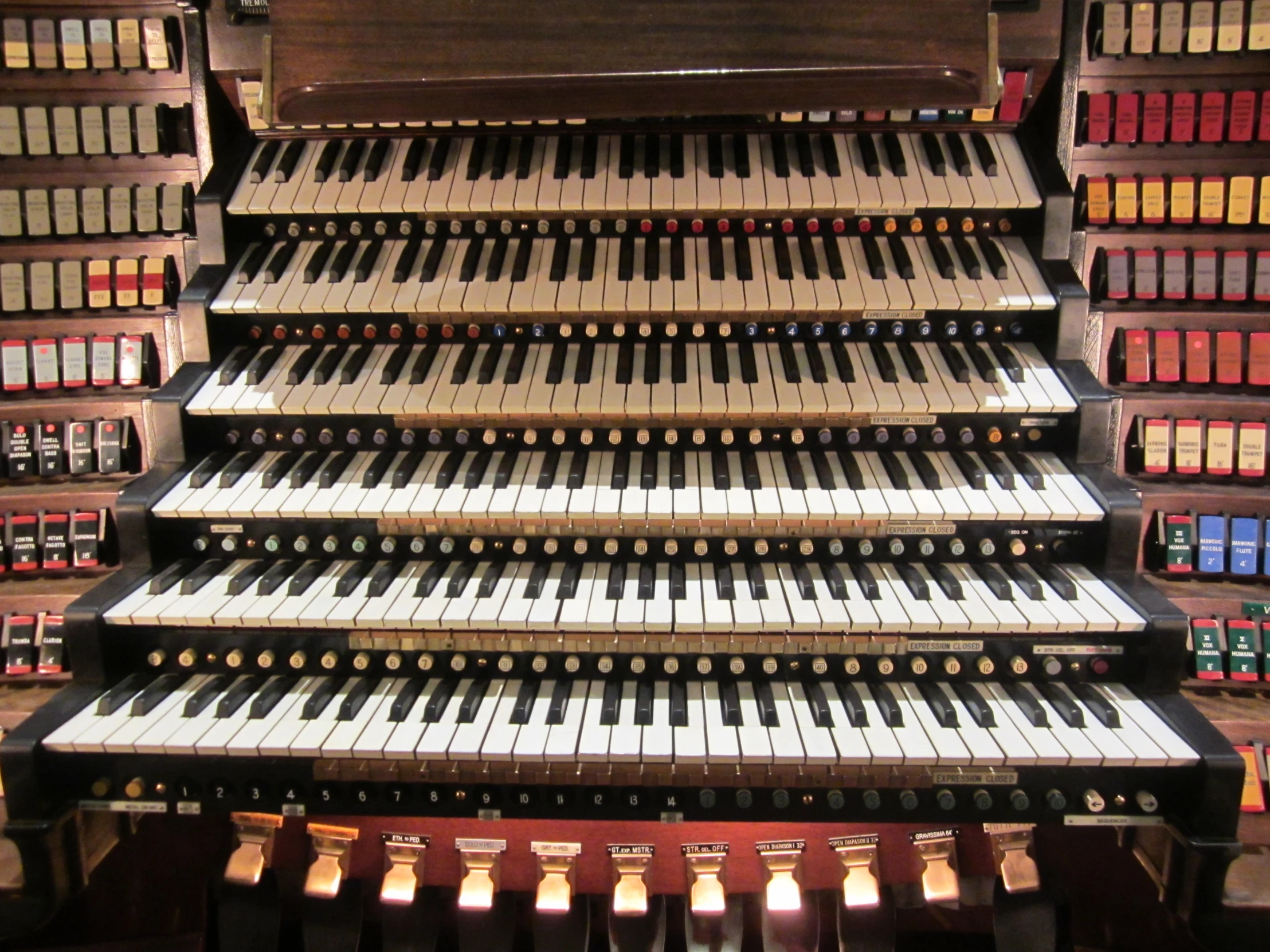 a very large pipe organ with many rows