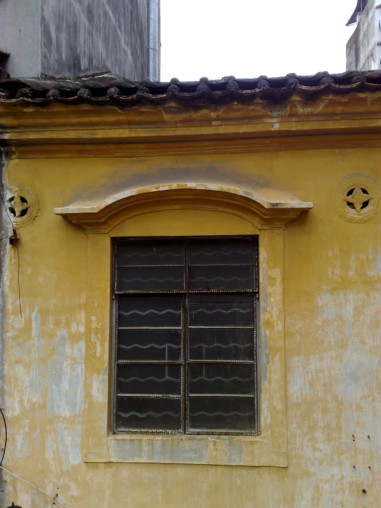 the window on the building has three round windows