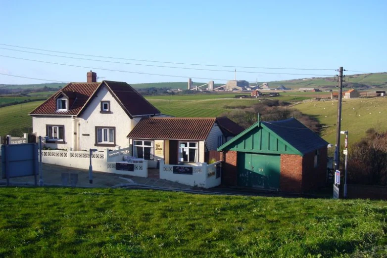 a picture of the countryside with lots of houses