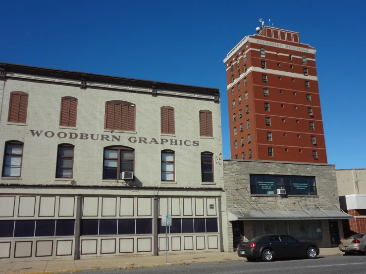 there is an old fashioned building next to a black car