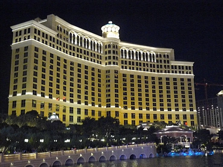 the palace is lit up at night with many lights on