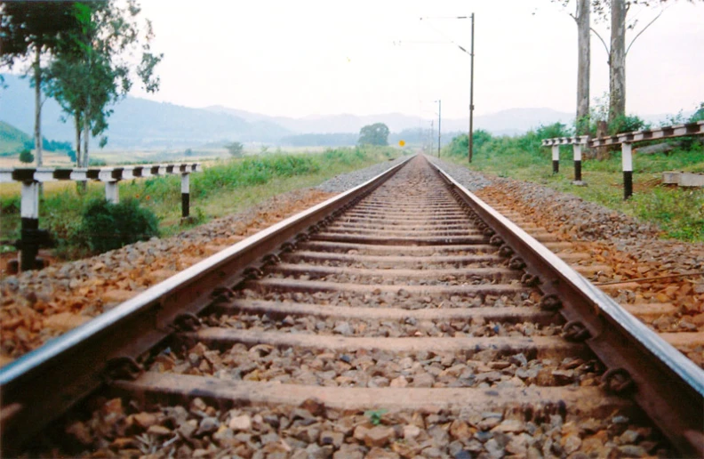 a view of a railway track from the end of a rail