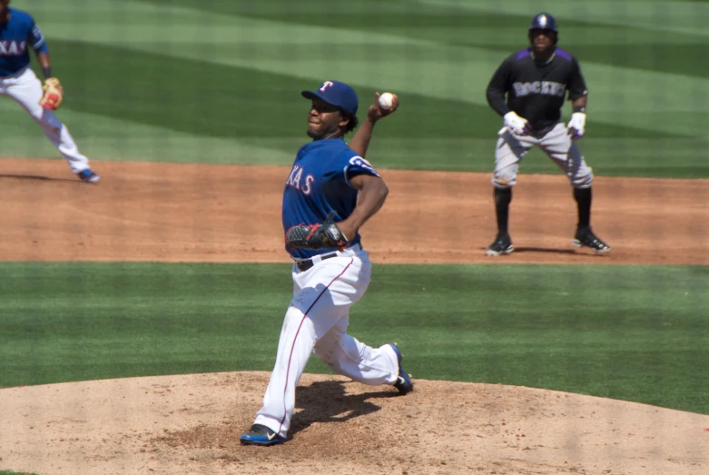a pitcher for the new york mets throwing the ball