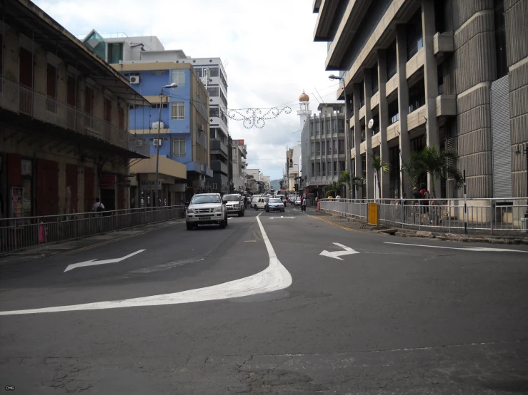 a busy city street that has traffic on both sides