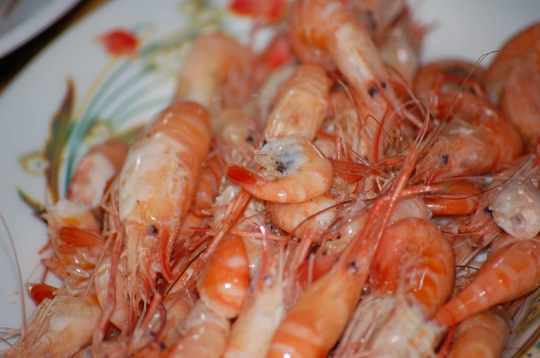 a close up picture of some shrimp on a plate