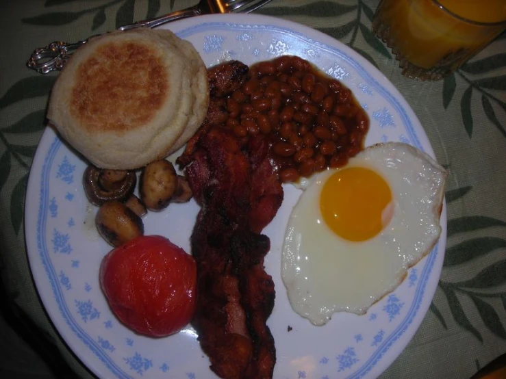 a full breakfast includes eggs, toast and bacon