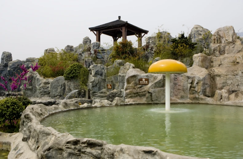 a fountain that is in the middle of the grass