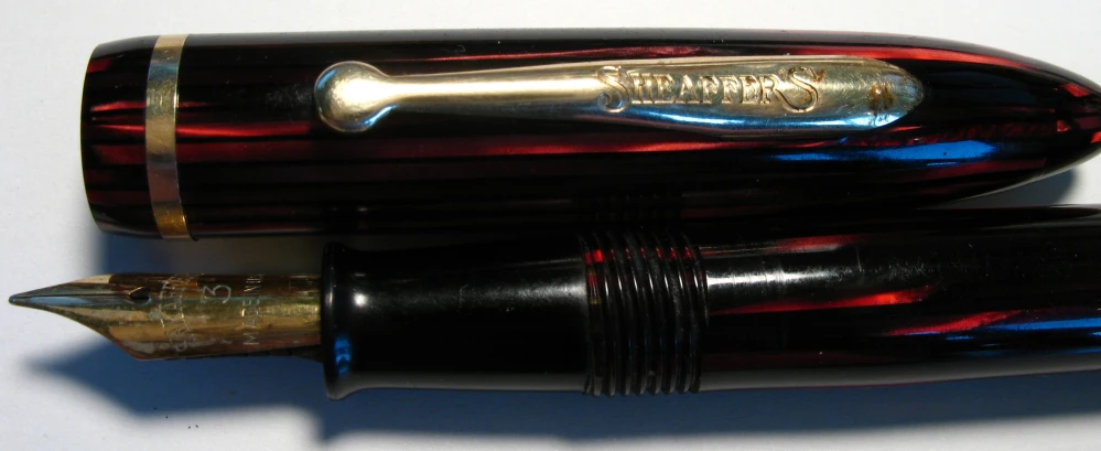 a fountain pen with some reflection on it