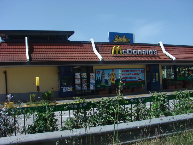 a mcdonald's front with the roof on