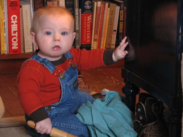 a toddler is playing with soing on the floor