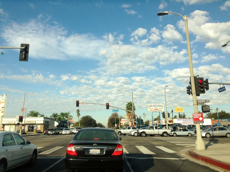 cars sit waiting at an intersection in the city