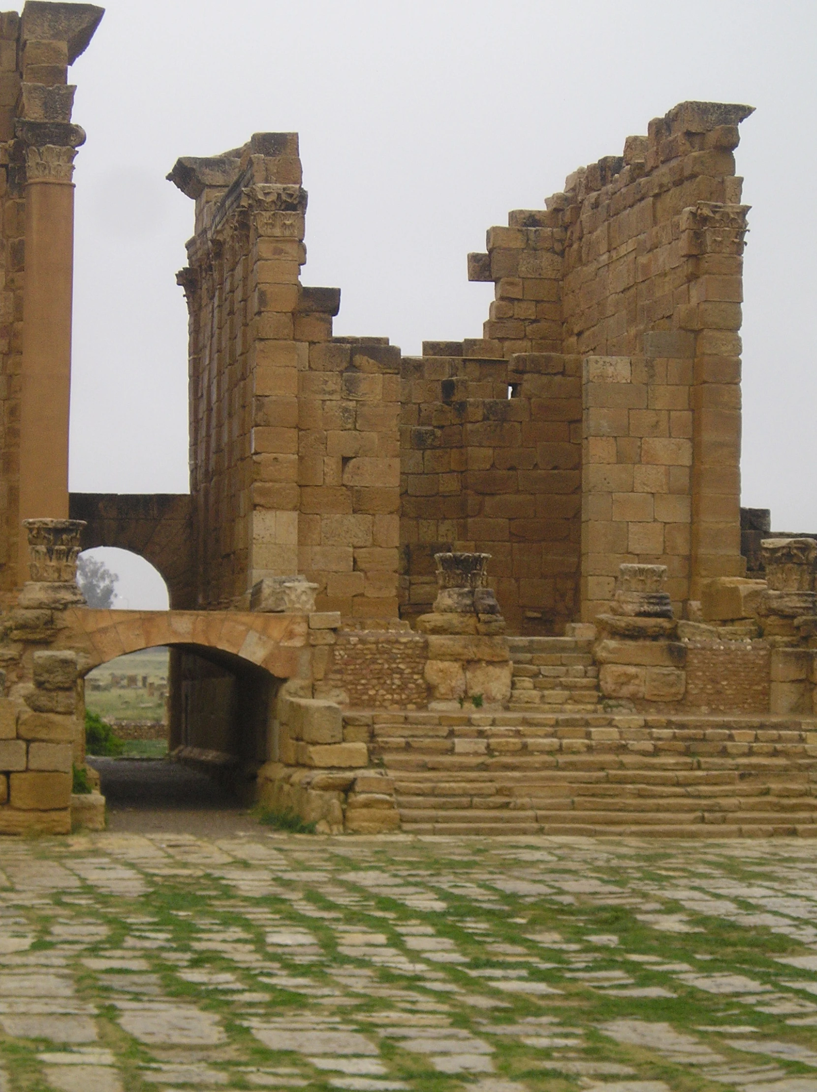 the arch between two buildings is shown on the stone