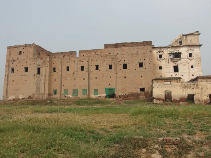 an old, rundown building in an abandoned city