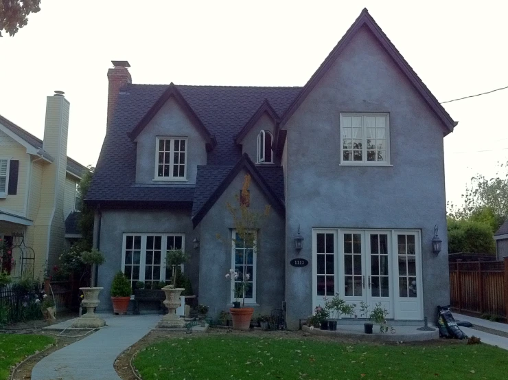 this is a po of a gray home in the suburbs