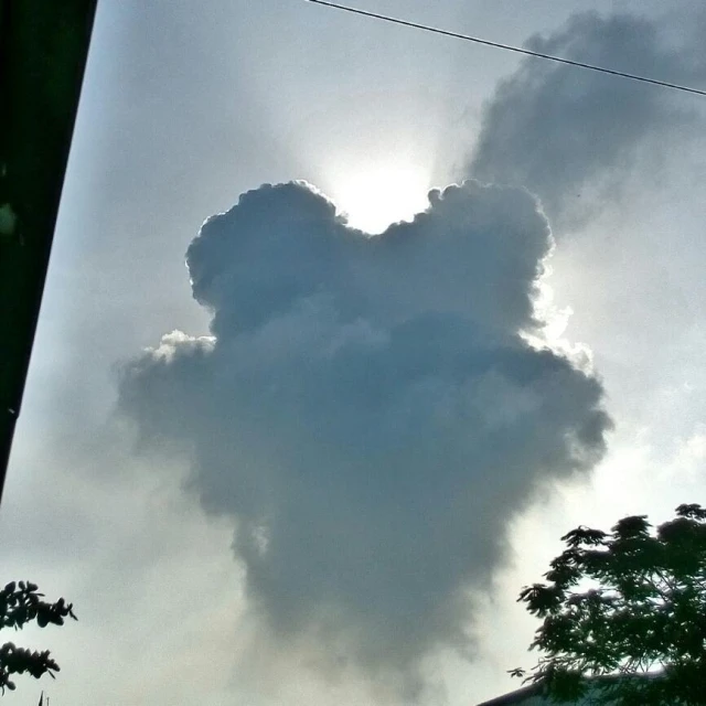 there is a cloud that is shaped like an airplane