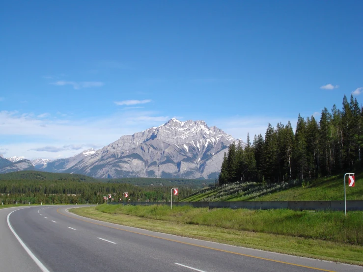 the road through the mountains has no cars